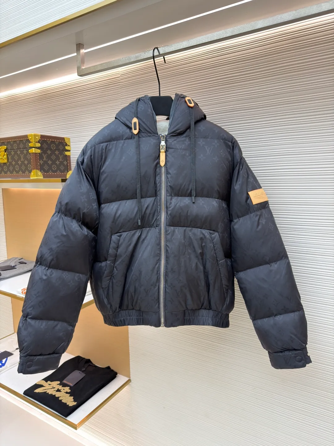 LOUIS VUITTON Presbyopia fleece lining cotton jacket ●Original version: Purchased and developed for 36500 ●Item number: 1680784-E10 ●Fabric: nylon fabric ●Technology: yarn-dyed jacquard production ●Version: fitted version ●Weight: about 1470 grams ●Size: 46-48-50-52 ●Description: The fabric is made of 75D nylon yarn-dyed jacquard fabric. We purchased a Y-version scanned pattern arrangement cycle to make a yarn-dyed pan head, and ordered weaving and dyeing of bulk fabrics. The bottom surface was painted to increase the feel of the fabric. The front panel + pocket double reduction pattern was cut by hand, and the back panel was centered to position the pattern. The inner lining is made of polyester lambswool fabric, and the inner liner is made of 32 0T anti-velvet gallbladder, machine-filled graphene fluffy cloud velvet material, infrared heat storage function, warmth retention ability comparable to down. The epaulettes, anti-slip buckles, and puller pendants are all made of real cowhide with three sets of embossing molds. The inside of the leather tag is filled with silicone material to create a three-dimensional letter effect. The overall wiring is straight and delicate, the fabric is comfortable and soft, and the color is consistent without color difference. It can be matched with the same style to create a fashionable look, and can be used in various occasions. Customized accessories, complete with three standards, same style for men and women!